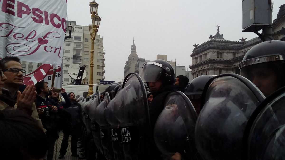 altText(La policía reprimió con palos y gases la marcha al Congreso de los Trabajadores de Pepsico)}