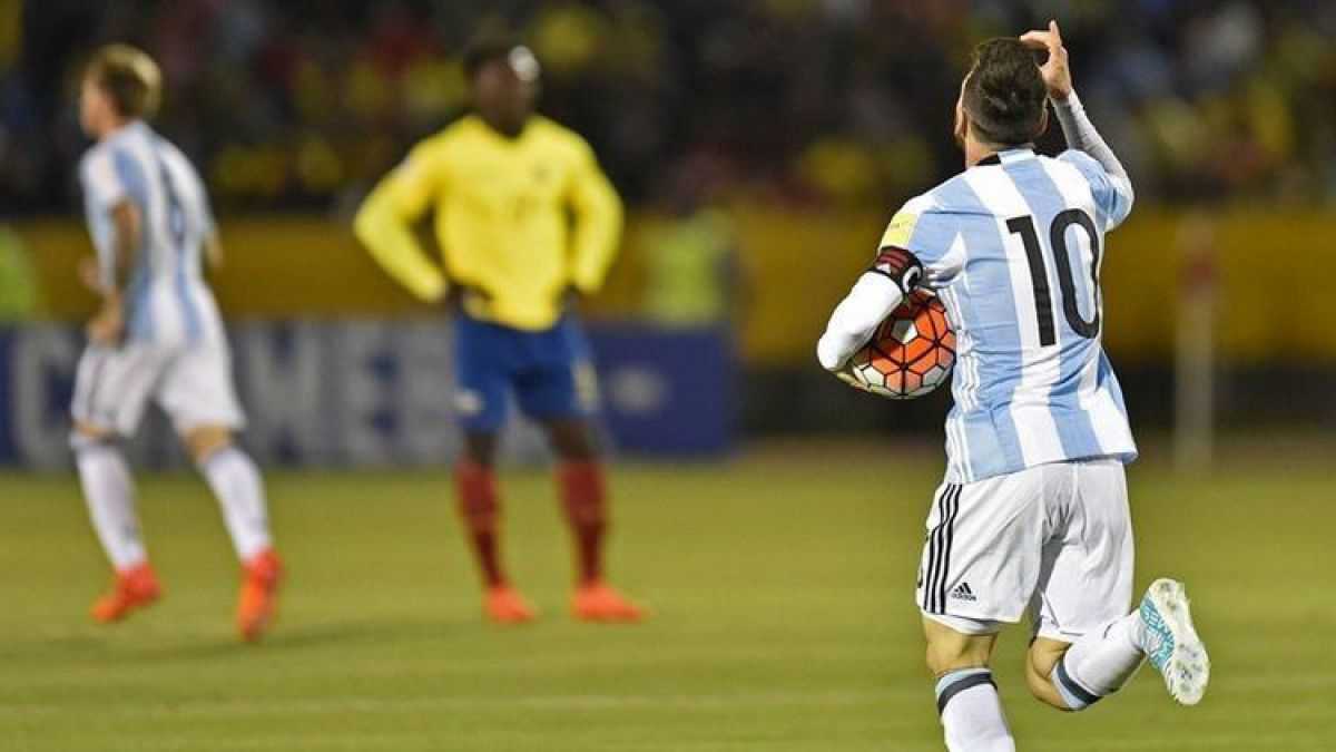 altText(Con tres goles de un Messi descomunal, Argentina venció a Ecuador en la altura y clasificó)}