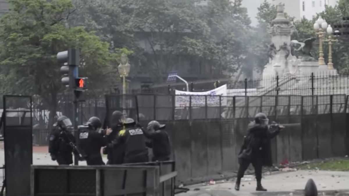 altText(Los videos de la feroz represión policial a los manifestantes en Plaza Congreso)}