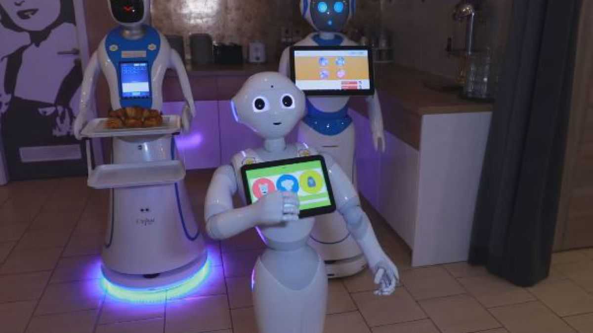 altText(Robots atienden las mesas de un restaurante)}