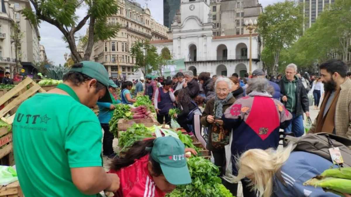 altText(Pequeños productores realizaron un Alimentazo en Plaza de Mayo para paliar el hambre y la pobreza)}