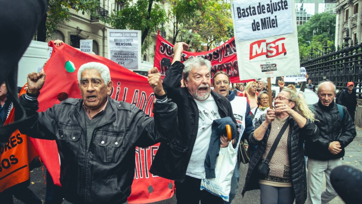 altText(En fotos: la protesta de jubiladxs, trabajadorxs y militantes contra la Ley Bases)}