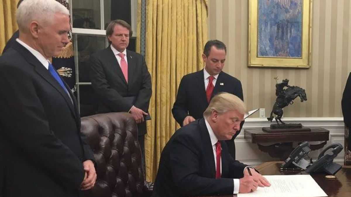 altText(Con los tapones de punta: Trump ya firmó su primer decreto contra el Obamacare)}