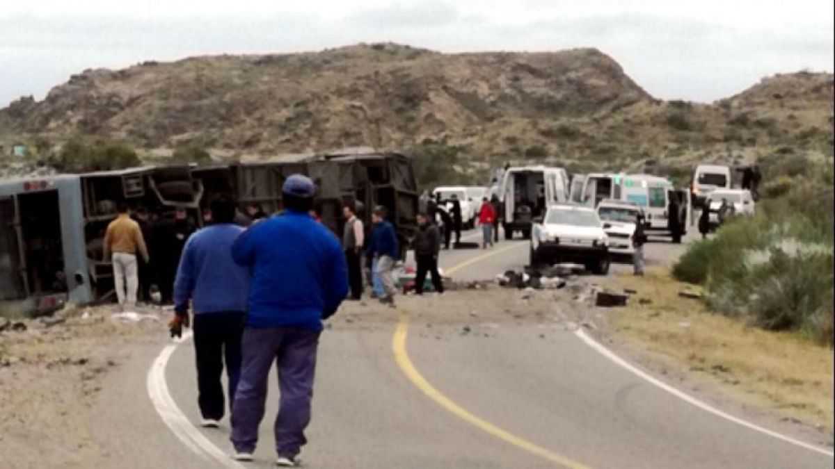 altText(Al menos 15 muertos y 21 heridos al volcar un ómnibus en San Rafael, Mendoza)}