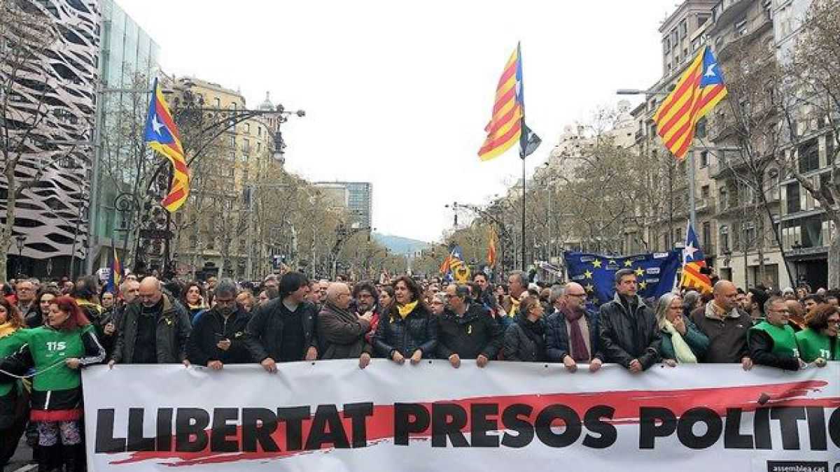 altText(Alrededor de 60 heridos en las manifestaciones contra la detención de Puigdemont)}