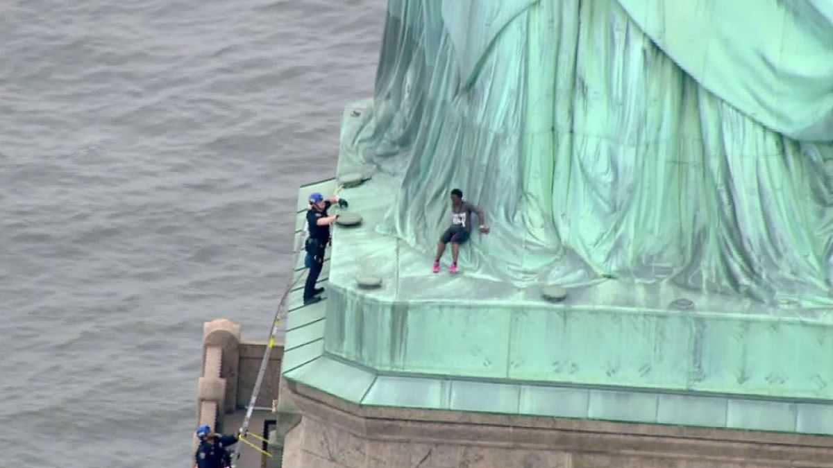 altText(Día de la Independencia: escaló la Estatua de la Libertad contra la política migratoria de Trump)}