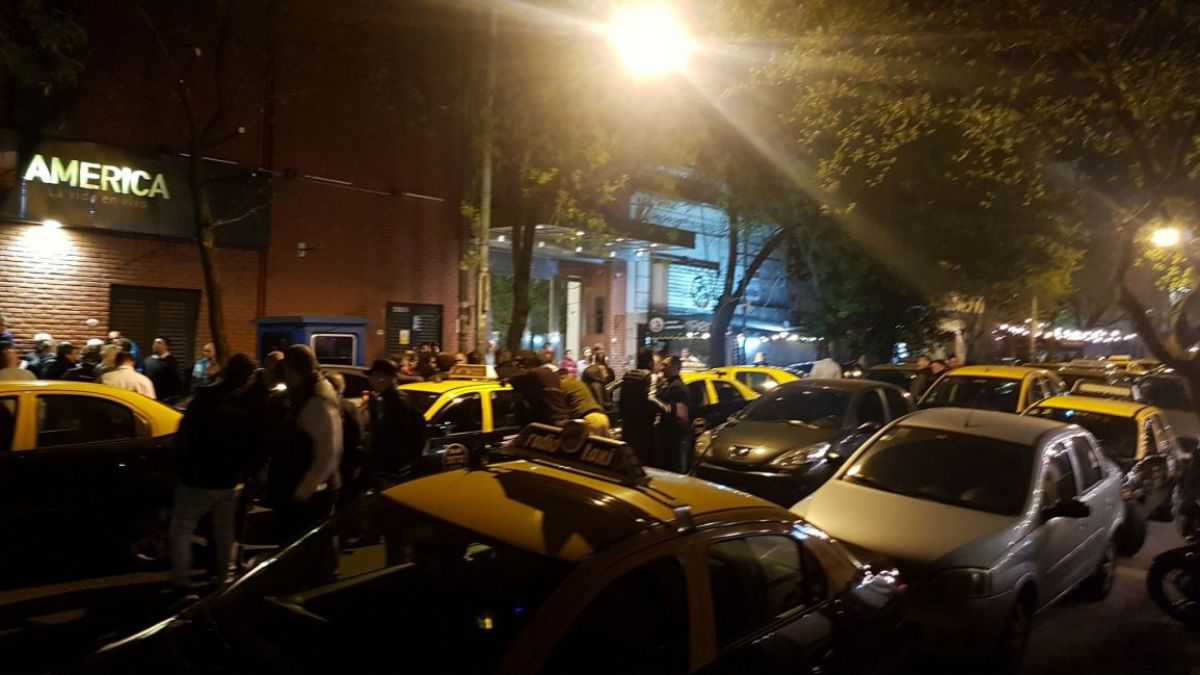 altText(Tensión frente a América: taxistas protestaron por publicidades de Uber)}