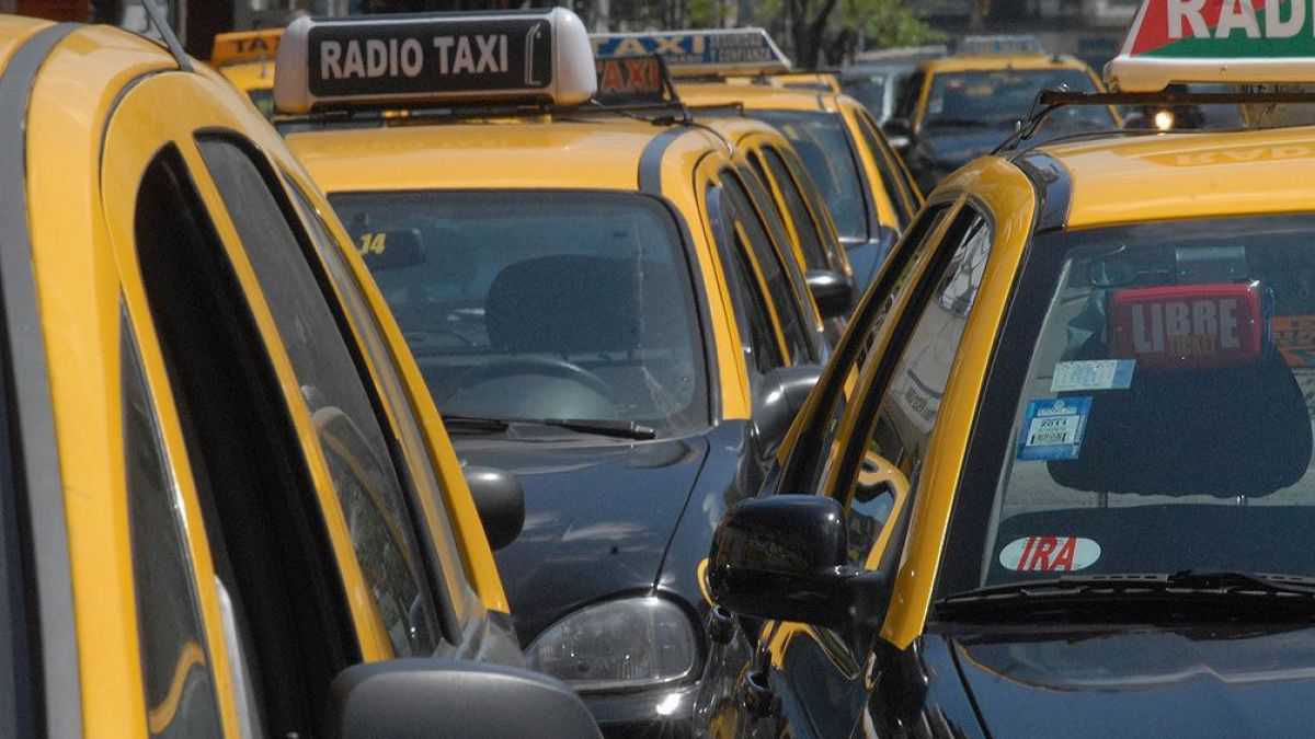 altText(Nuevas reglas para los taxis: app obligatoria, taxímetros digitales y tarjetas de crédito)}