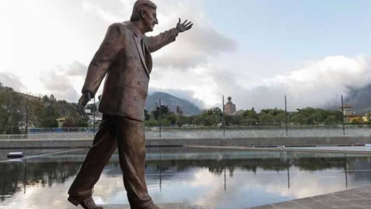 altText(Ecuador abandona la Unasur y demuele la estatua de Kirchner)}