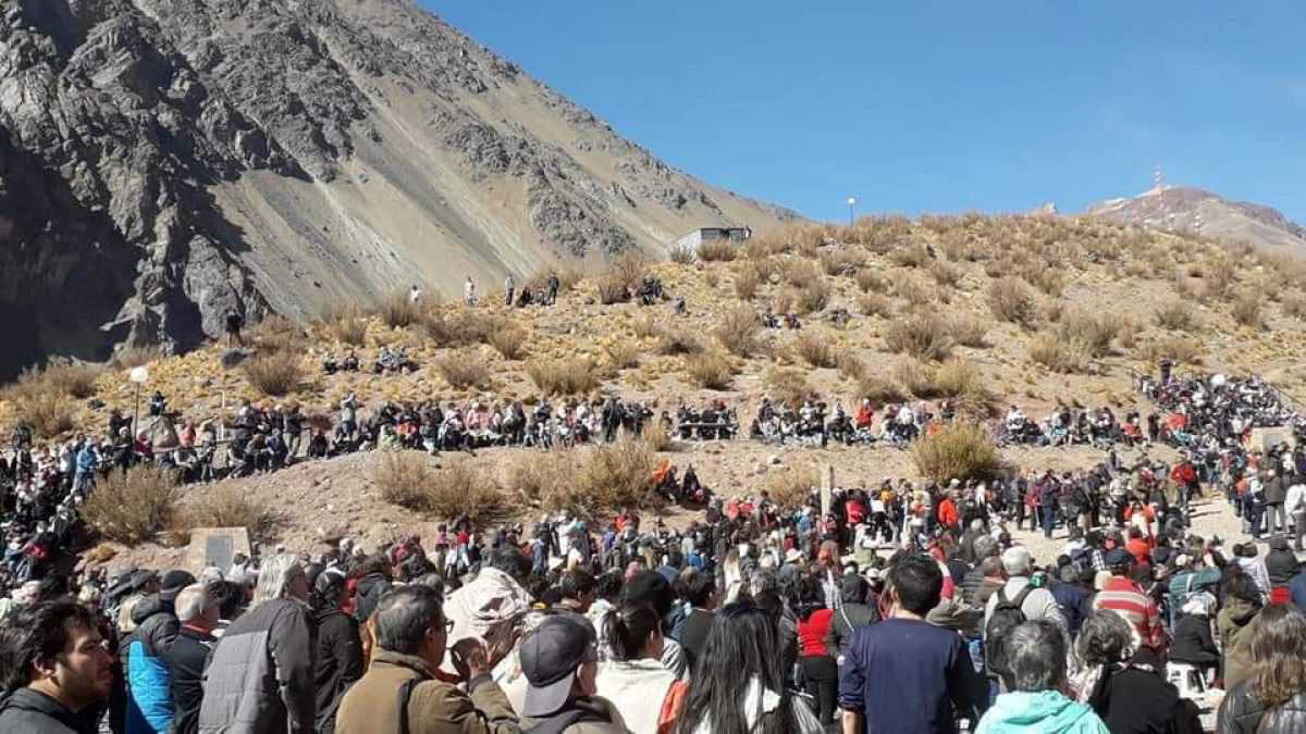altText(Unas 2.500 personas se reunieron en la Cordillera para recordar la primera arenga de Silo)}