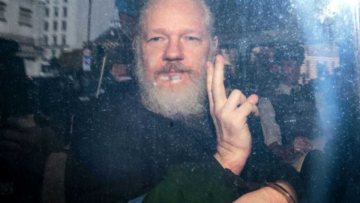 altText(Assange apeló la sentencia británica de 50 semanas en prisión)}