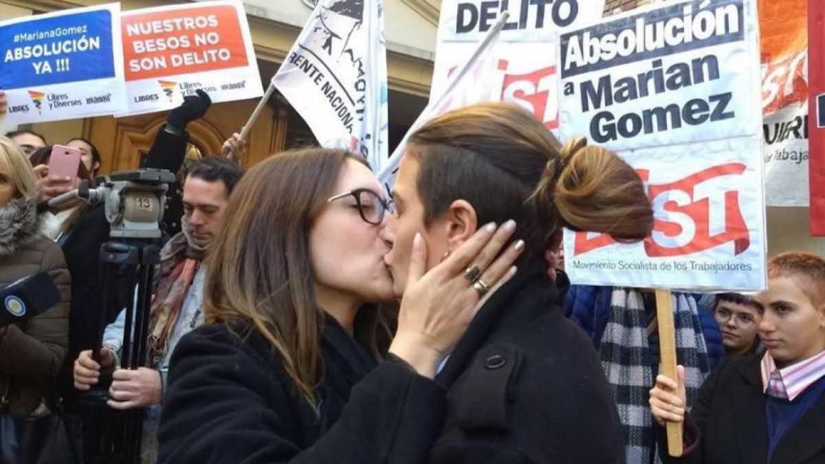 altText(Condenaron a Mariana Gómez: 1 año de prisión en suspenso para la chica que besó a su pareja en Constitución)}
