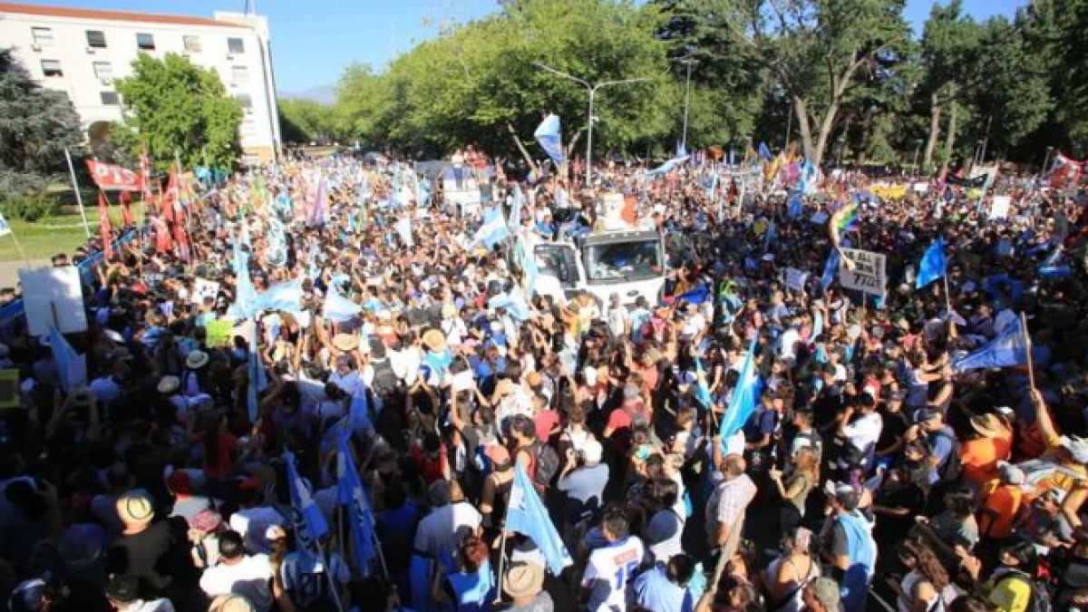 altText(Mendoza: convocan a un banderazo frente a la legislatura para derogar la ley minera)}