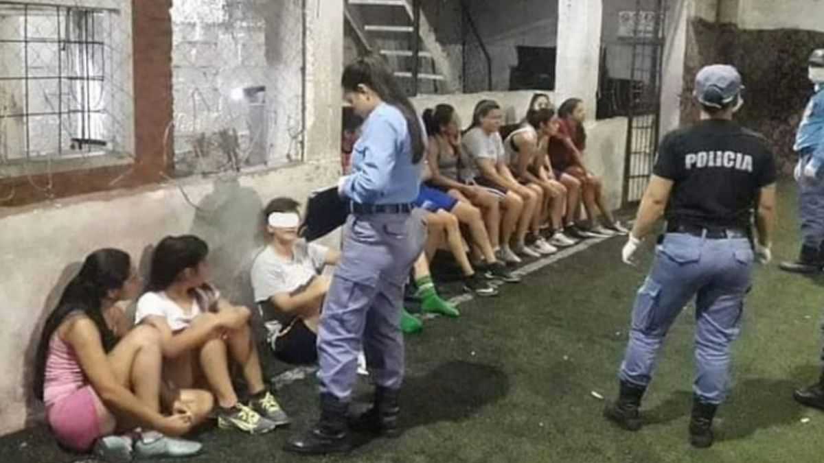 <p>Mujeres detenidas tras intentar jugar un partido de f�tbol en plena cuarentena.</p>