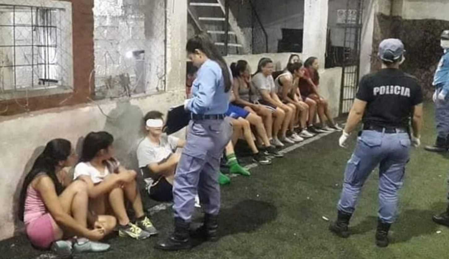 <p>Mujeres detenidas tras intentar jugar un partido de fútbol en plena cuarentena.</p>