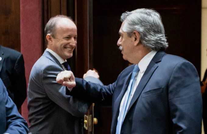 <p>Martín Insaurralde y Alberto Fernández se saludaban con el codo al inicio del aislamiento.</p>