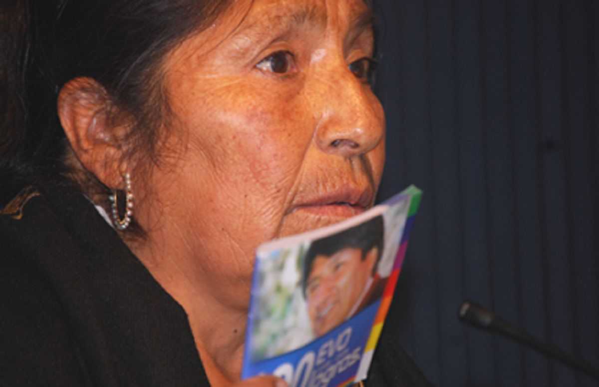<p>Esther Morales Ayma con una boleta electoral de Evo</p> (Redes)