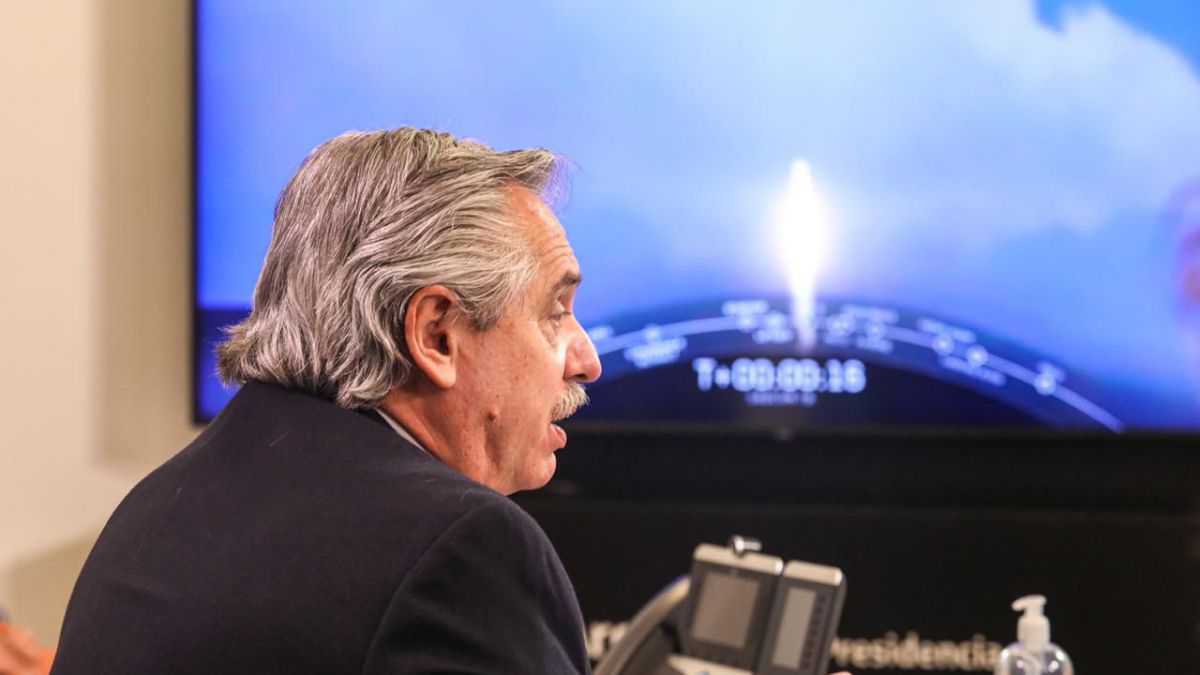 <p>Alberto observando el lanzamiento del satélite argentino SAOCOM 1B</p> (Presidencia de la Naci�n)
