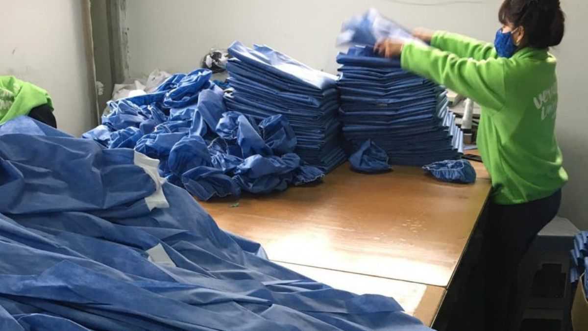 altText(Cooperativas textiles realizaron 230 mil kits para el sistema sanitario )}