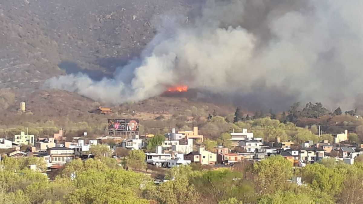 altText(Incendios: el fuego llegó a las casas en Córdoba)}