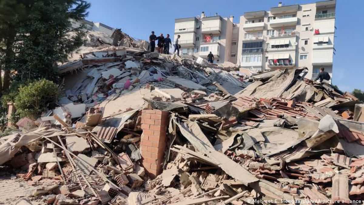 altText(Sismo en Turquía: hay personas muertas, heridas y atrapadas entre escombros)}