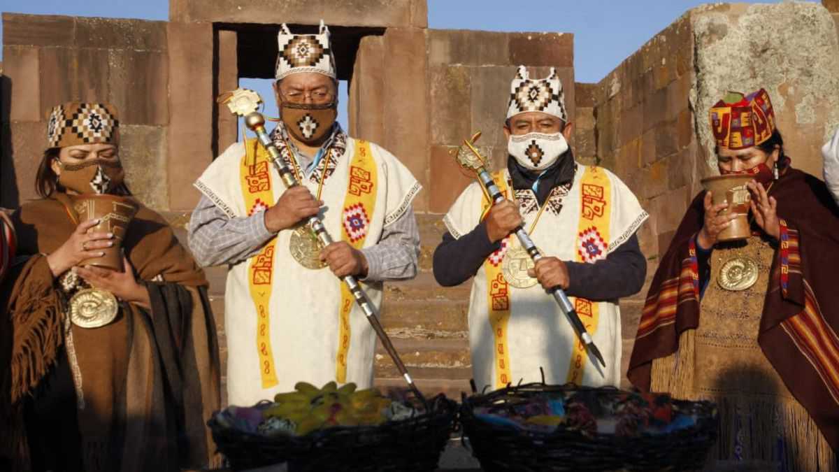 <p>El presidente electo de Bolivia, Luis Arce, y su vicepresidente, David Choquehuanca, recibieron los simb�licos bastones de mando en Tiwanaku.</p> (@LuchoXBolivia)