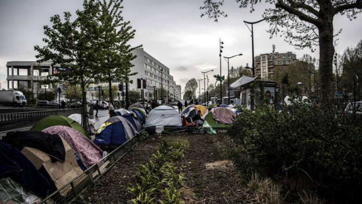 altText(Desalojan a más de 2.400 migrantes de un campamento en París)}