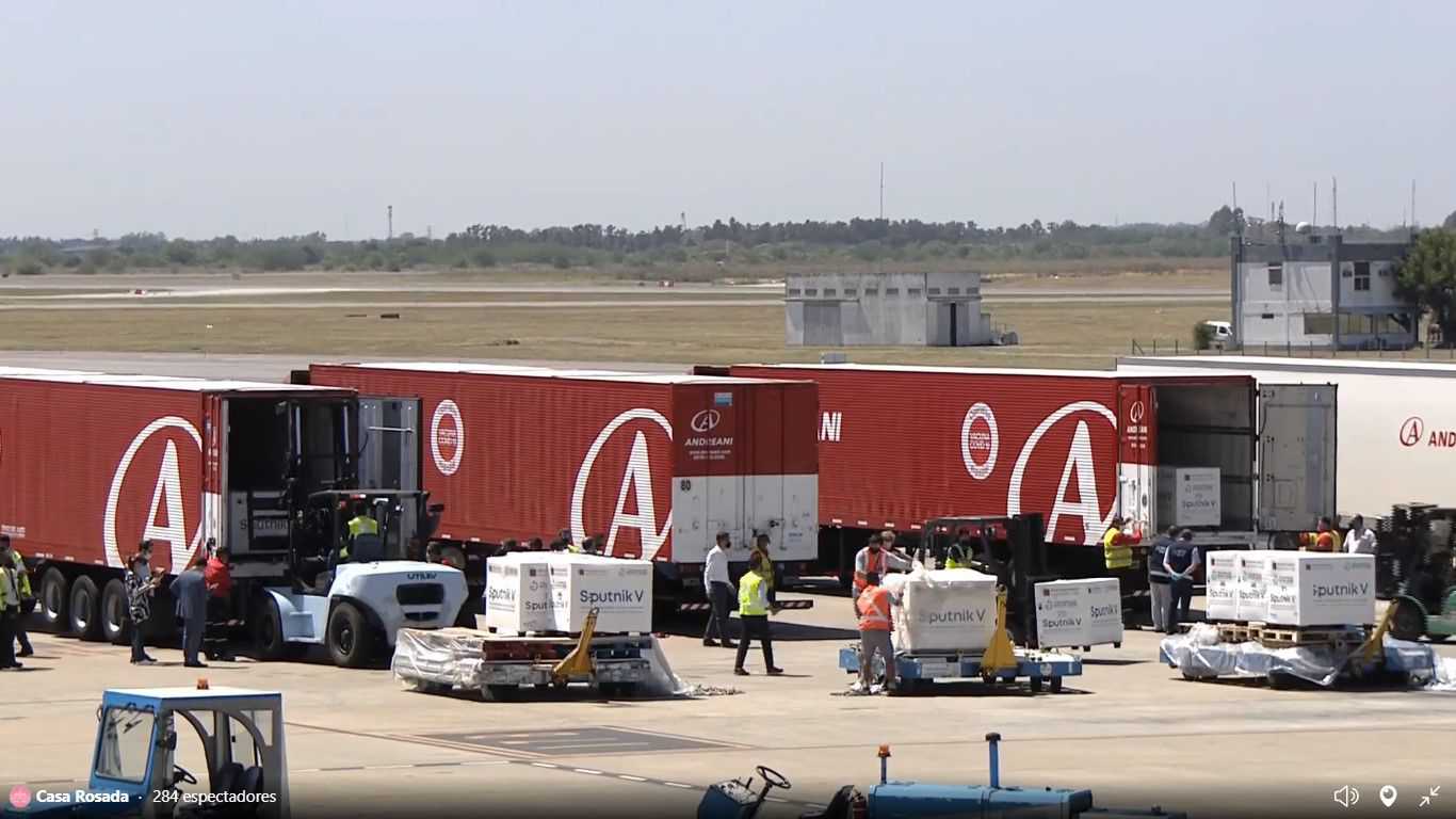 <p>El cargamento se descargó en la misma pista de Ezeiza y se trasladó a los camiones de refrigeración que distribuirán las dosis por todo el país.</p>