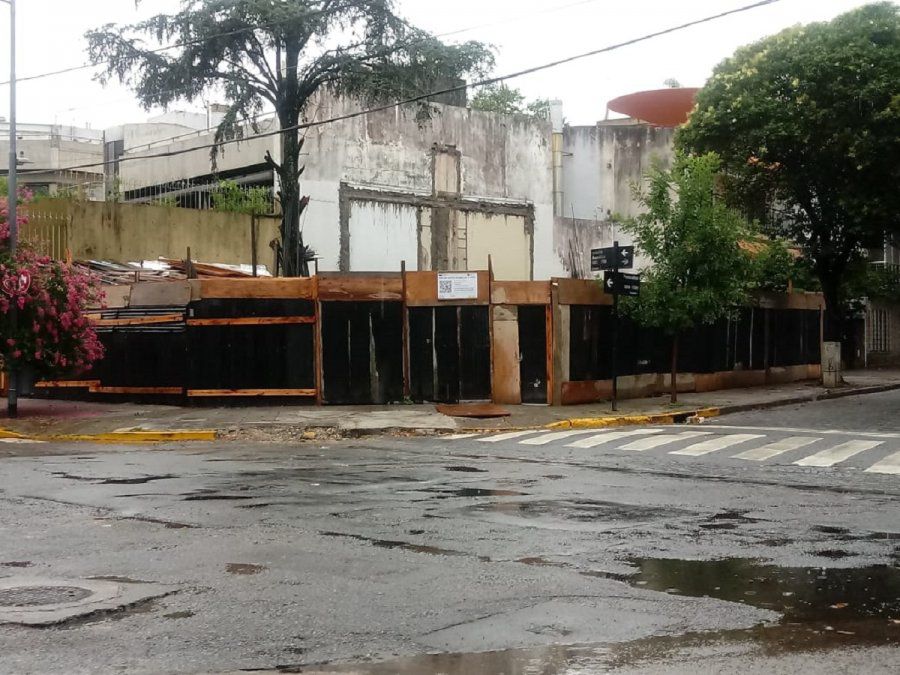  <p>Así se ve hoy la esquina de Pumacahua 1208, donde quieren hacer el edificio de 12 pisos.</p> 