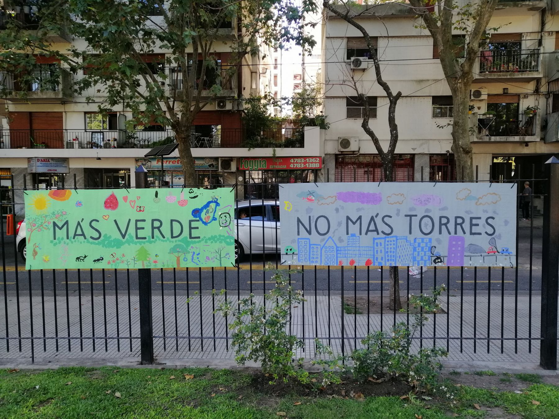 <p>La vecindad de la Comuna 13 quiere un pulmón verde donde Larreta privatiza para levantar torres y hacer negocios inmobiliarios.</p> (@vecinxsdelacomuna13 )