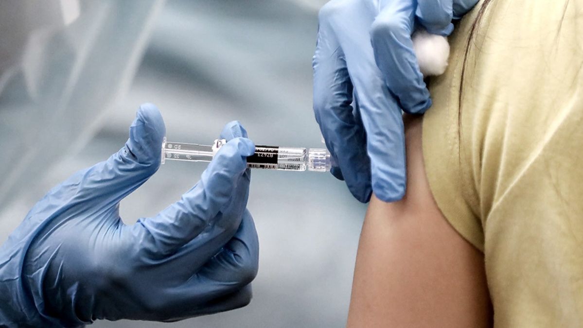 <p>Las dosis de la vacuna Sinopharm se utilizarán también para el personal de salud, fuerzas de seguridad y armadas.</p> (Télam)
