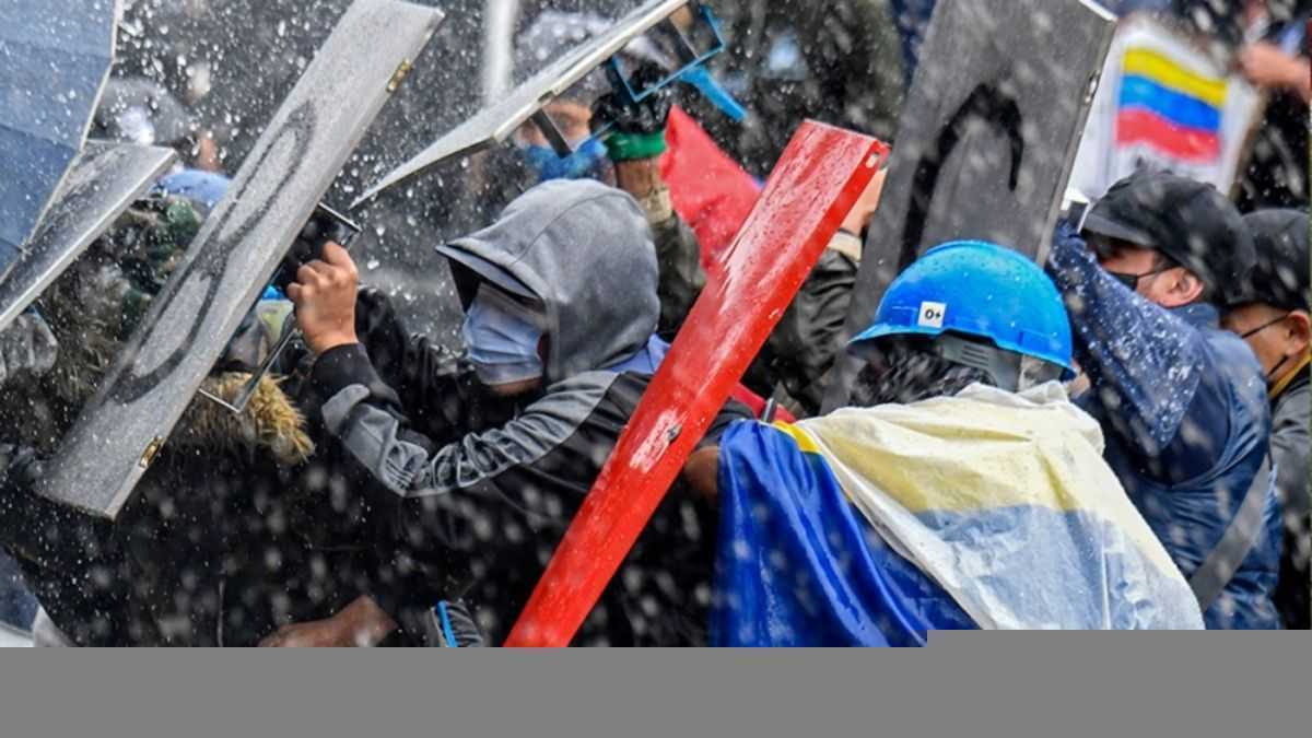<p>Miles de manifestantes protestan en Colombia desde el 28 de abril, en un paro de tiempo indefinido, ante las políticas de Iván Duque y la represión feroz.</p> (Télam )