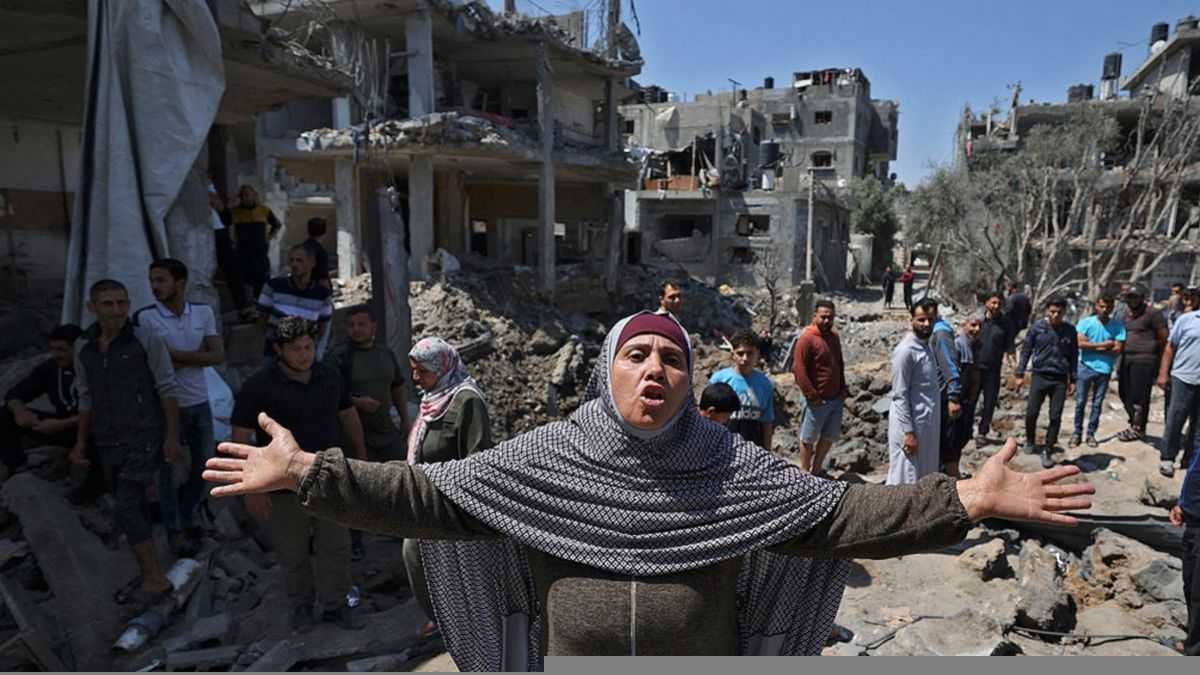 altText(Palestinos huyen de sus casas en medio de bombardeos israelíes en Gaza)}