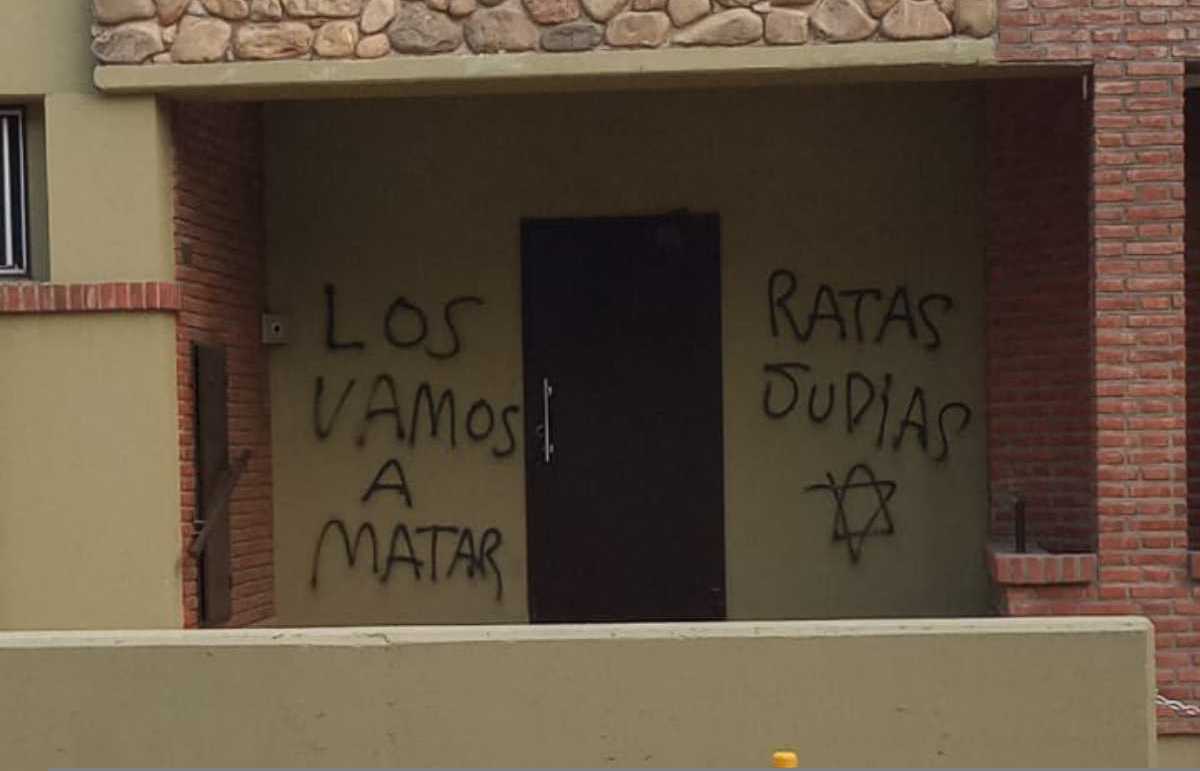 <p>Ataque antisemita en una escuela de Bahía Blanca.</p> (@hector_gay)
