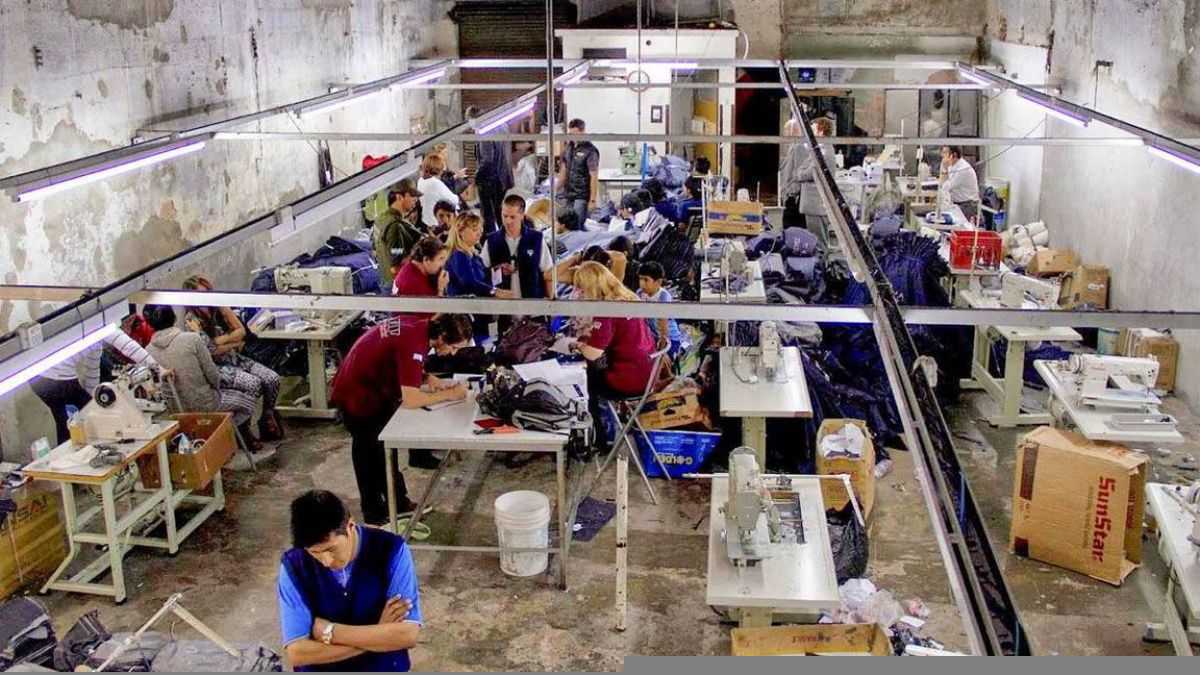 altText(Trabajadores textiles ocupan una fábrica desde el 5 de mayo)}