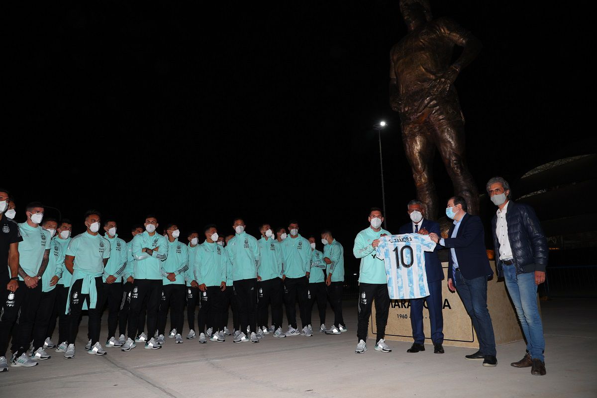 <p>Messi inauguró la estatua de Maradona más alta del mundo.</p> (@Argentina)