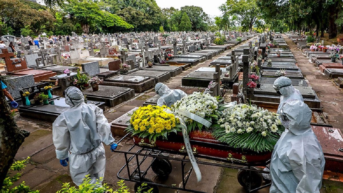 <p>Una inhumación en Brasil en tiempos de pandemia</p> (Télam)