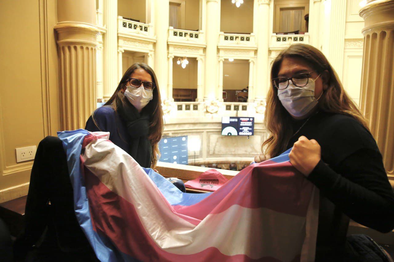 <p>Elizabeth Gómez Alcorta y Alba Rueda en la sanción de la Ley de cupo laboral travesti trans.</p>