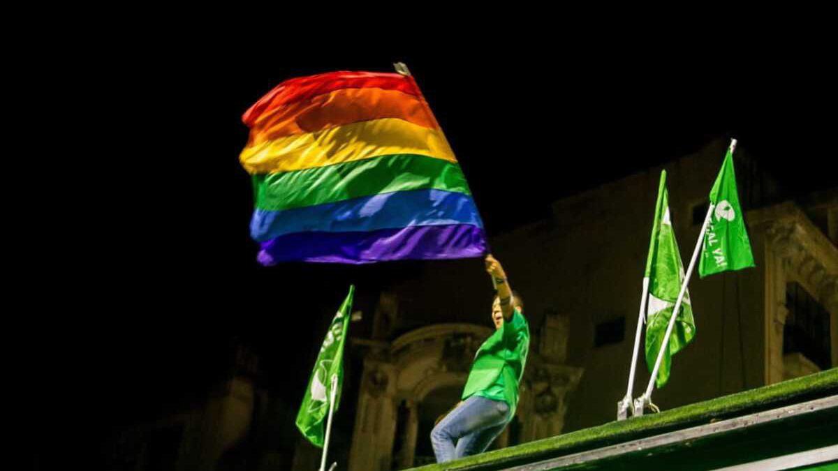 altText(Gran convocatoria para celebrar el Día Internacional del Orgullo LGBT+)}