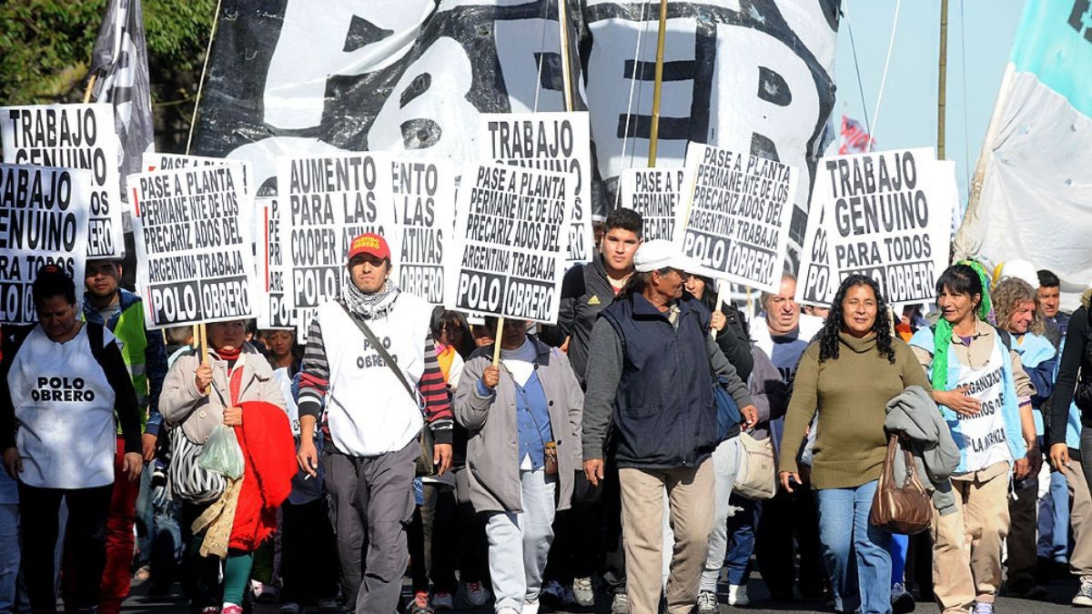 <p>Nueva protesta del Polo Obrero y sindicatos combativos contra el ajuste</p> (Télam)