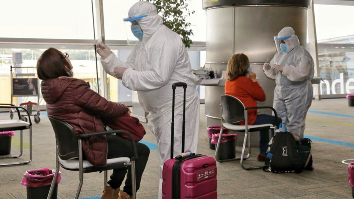 <p>Tests r�pidos en el aeropuerto de Ezeiza</p> (T�lam)