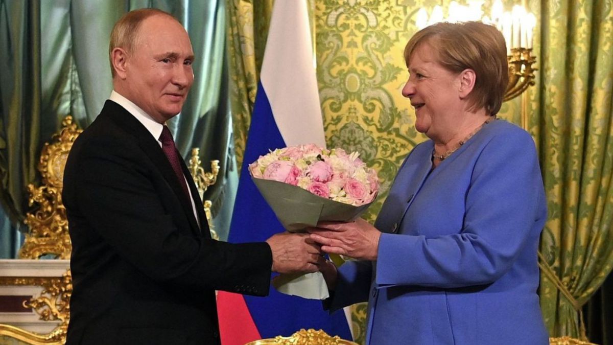 altText(Megacumbre Merkel-Putin: flores entre acuerdos y diferencias)}