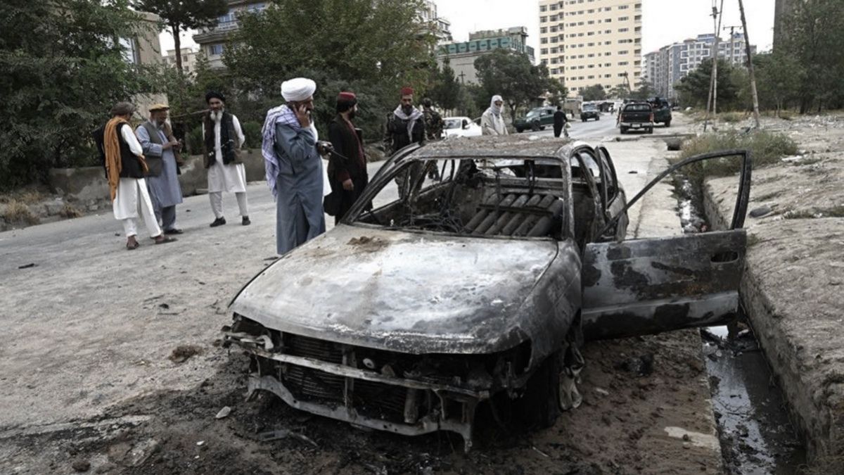 altText(Estado Islámico se atribuye el ataque al aeropuerto de Kabul)}