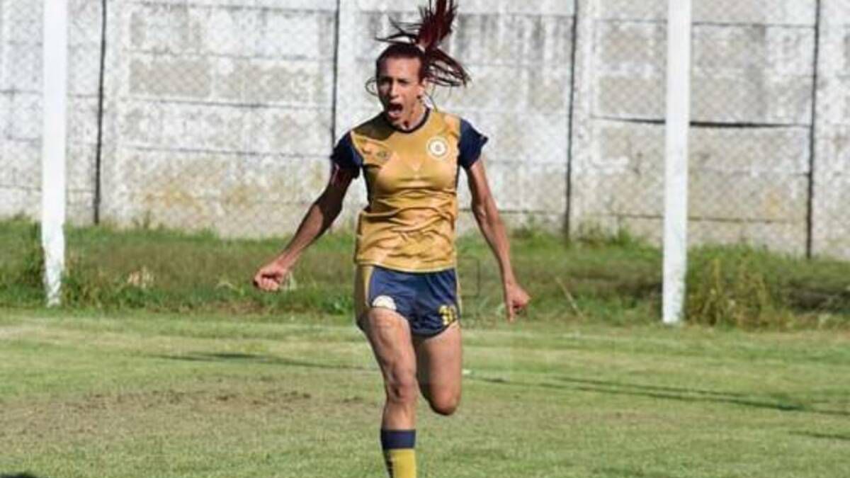 <p>Mara G�mez, de 23 a�os, debut� como jugadora de Villa San Carlos contra Lan�s.</p> (El Pa�s)