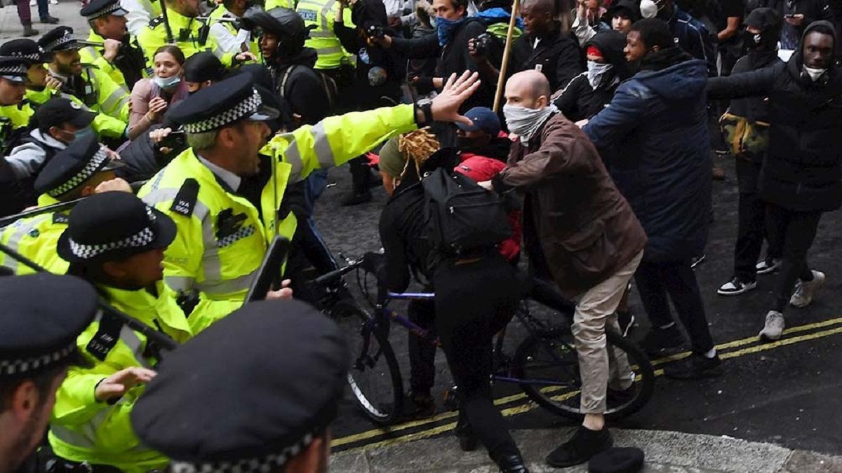 altText(La policía británica reprimió una masiva protesta ecologista)}