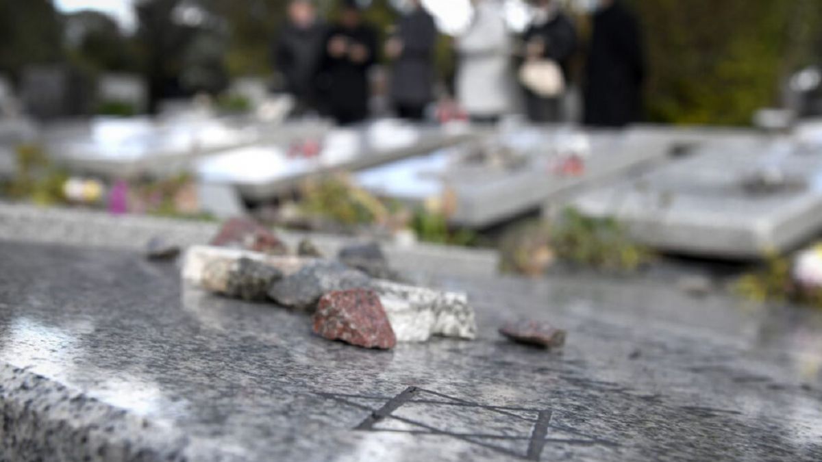 altText(Ataque vandálico al cementerio judío de La Tablada)}