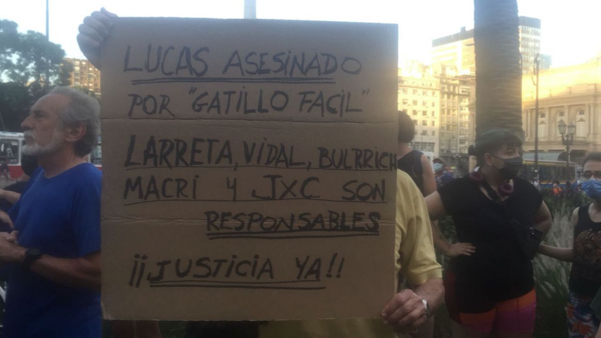 altText(Familiares y amigos de Lucas González marcharon y exigieron Justicia)}