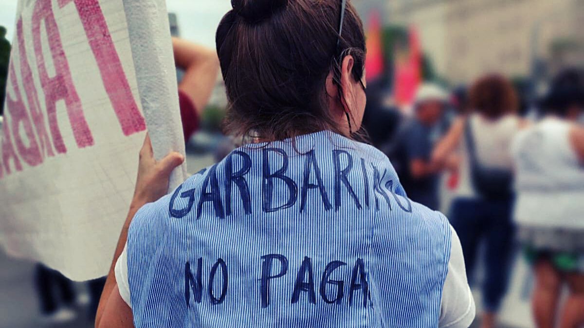 altText(Trabajadores de Garbarino protestaron en Puente Pueyrredón)}