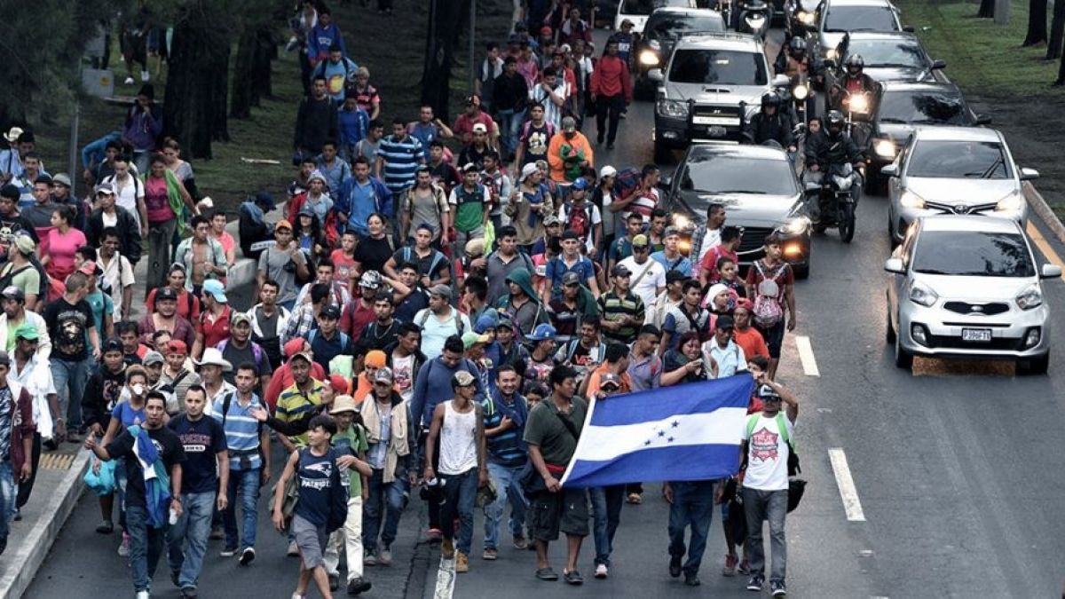 altText(Una nueva caravana de migrantes hondureños viaja hacia EEUU)}
