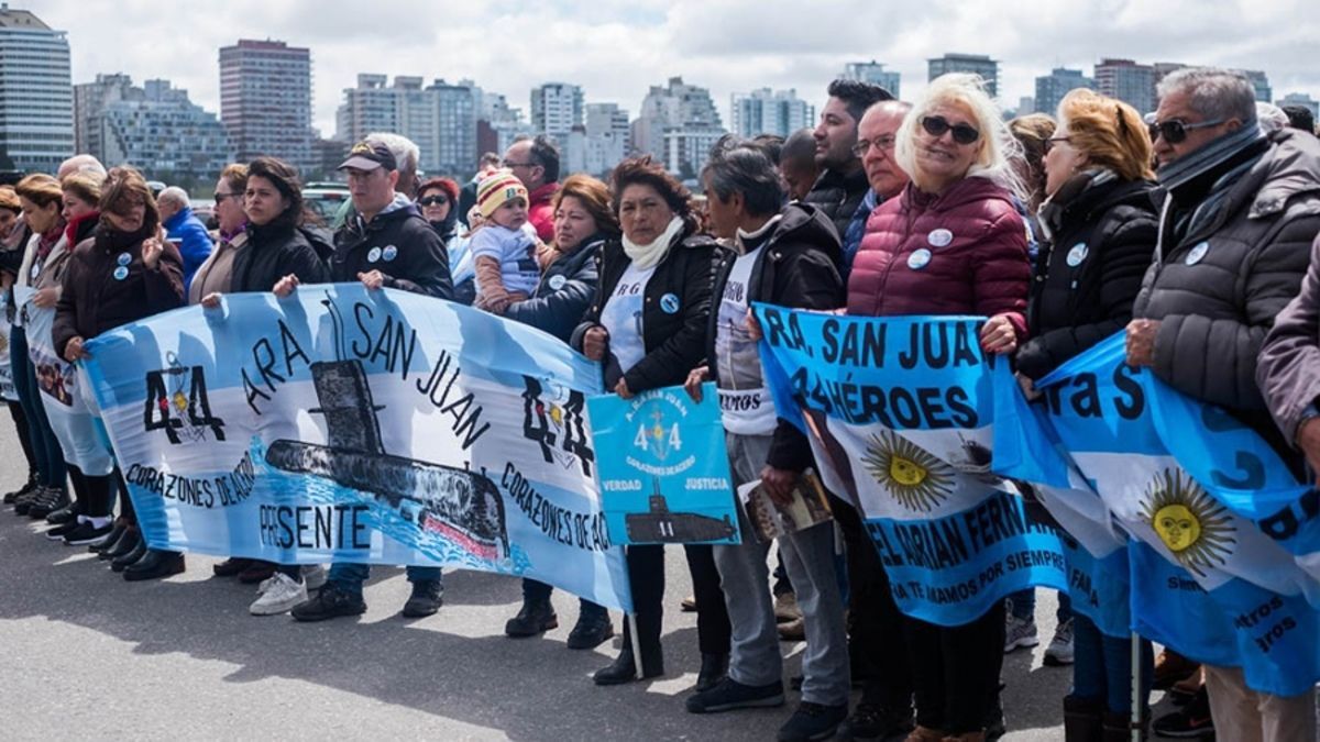 altText(Familiares del ARA San Juan piden que Macri no pueda viajar a Uruguay)}